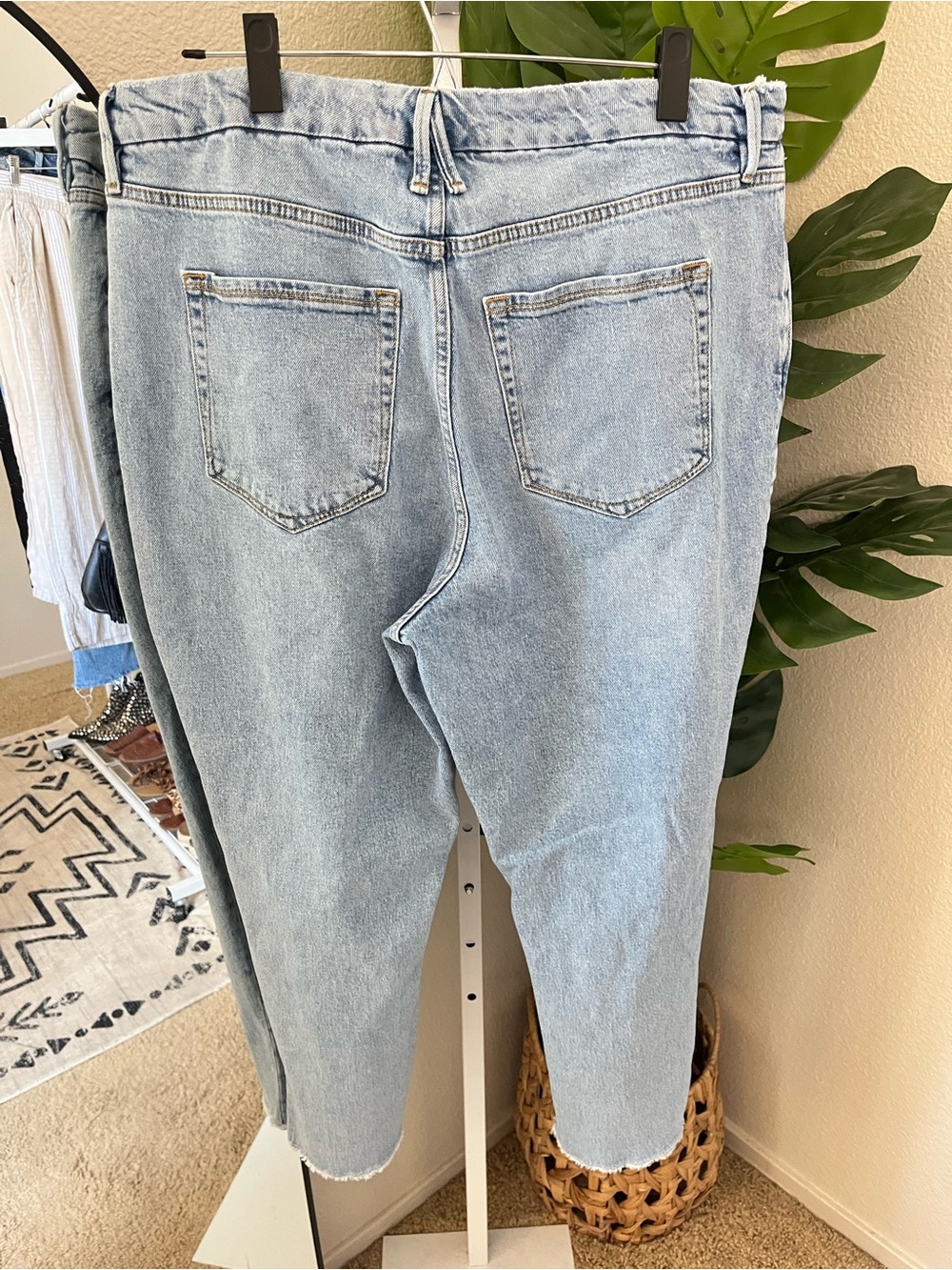 Good American Distressed Cropped Straight Leg Jeans Size 16 | Light Wash Denim - Picture 5 of 5